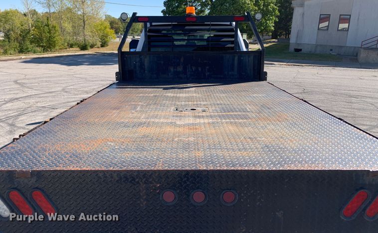 image for item MH9843 2017 Ford F450 Super Duty XLT  Crew Cab flatbed truck