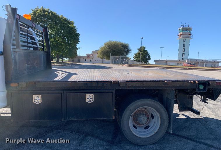 image for item MH9843 2017 Ford F450 Super Duty XLT  Crew Cab flatbed truck