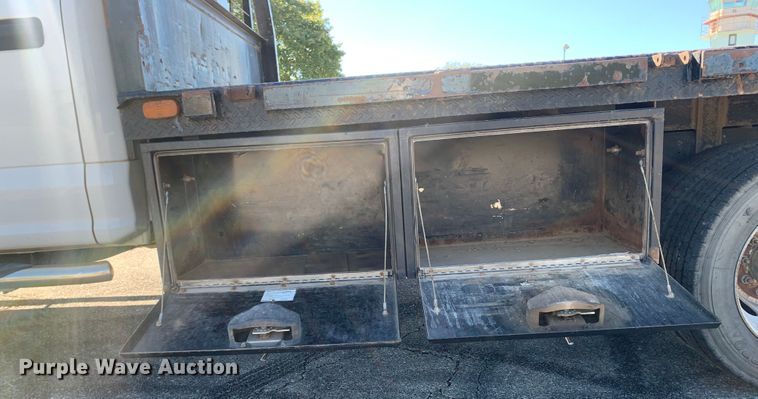 image for item MH9843 2017 Ford F450 Super Duty XLT  Crew Cab flatbed truck