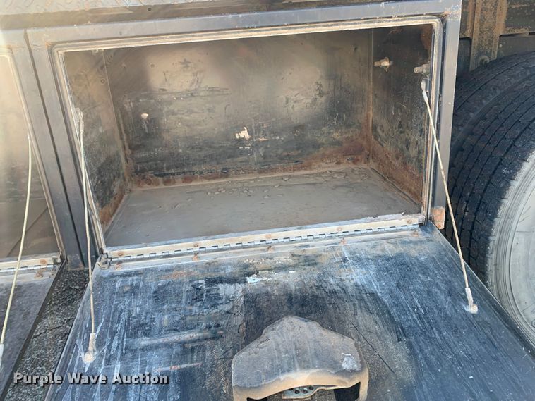 image for item MH9843 2017 Ford F450 Super Duty XLT  Crew Cab flatbed truck