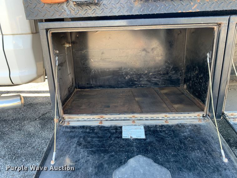 image for item MH9843 2017 Ford F450 Super Duty XLT  Crew Cab flatbed truck