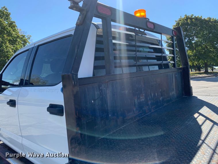 image for item MH9843 2017 Ford F450 Super Duty XLT  Crew Cab flatbed truck