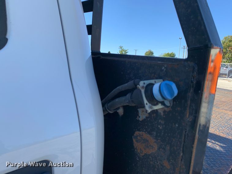 image for item MH9843 2017 Ford F450 Super Duty XLT  Crew Cab flatbed truck