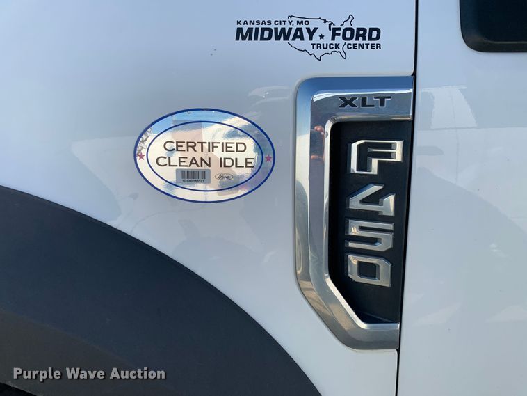 image for item MH9843 2017 Ford F450 Super Duty XLT  Crew Cab flatbed truck