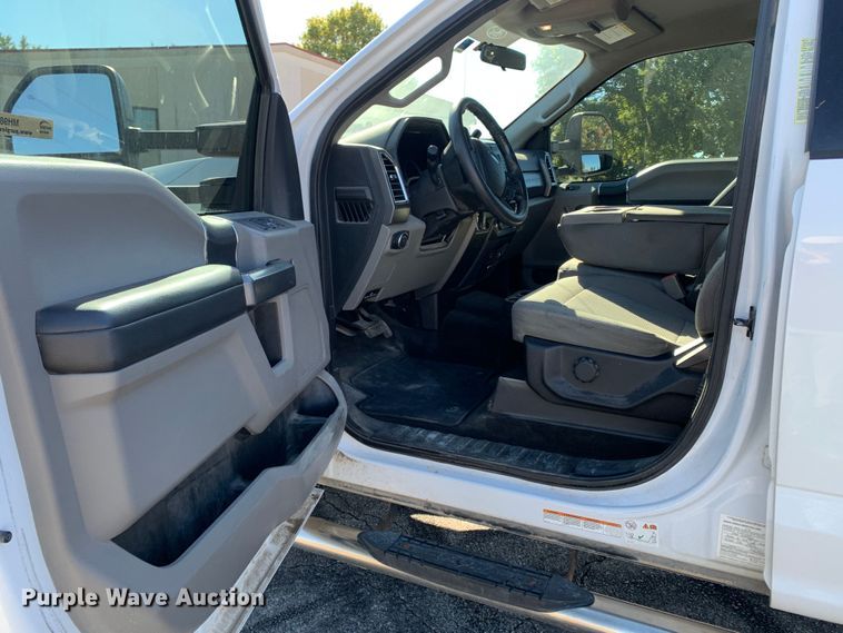 image for item MH9843 2017 Ford F450 Super Duty XLT  Crew Cab flatbed truck