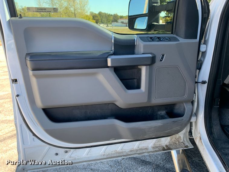 image for item MH9843 2017 Ford F450 Super Duty XLT  Crew Cab flatbed truck