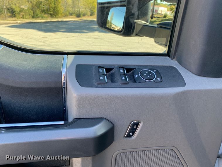 image for item MH9843 2017 Ford F450 Super Duty XLT  Crew Cab flatbed truck