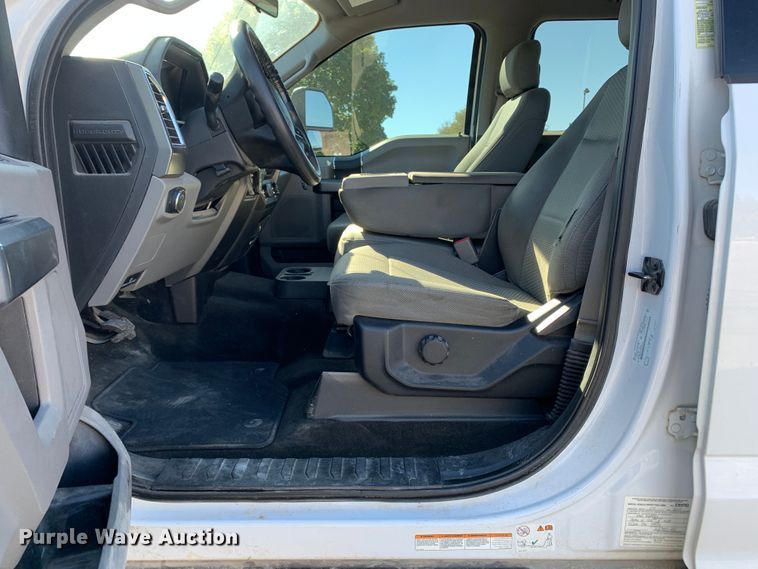 image for item MH9843 2017 Ford F450 Super Duty XLT  Crew Cab flatbed truck