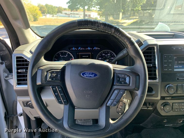 image for item MH9843 2017 Ford F450 Super Duty XLT  Crew Cab flatbed truck