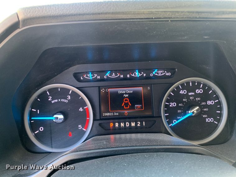 image for item MH9843 2017 Ford F450 Super Duty XLT  Crew Cab flatbed truck