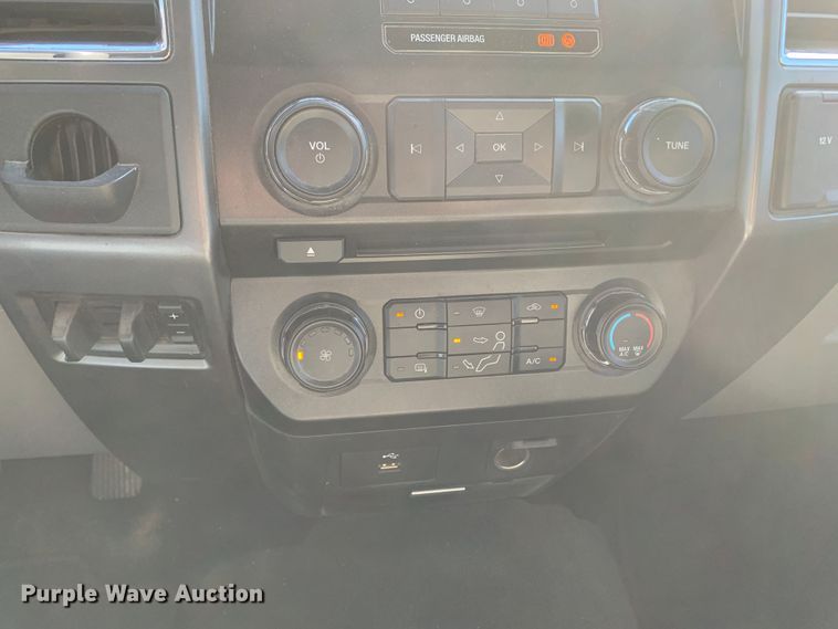 image for item MH9843 2017 Ford F450 Super Duty XLT  Crew Cab flatbed truck