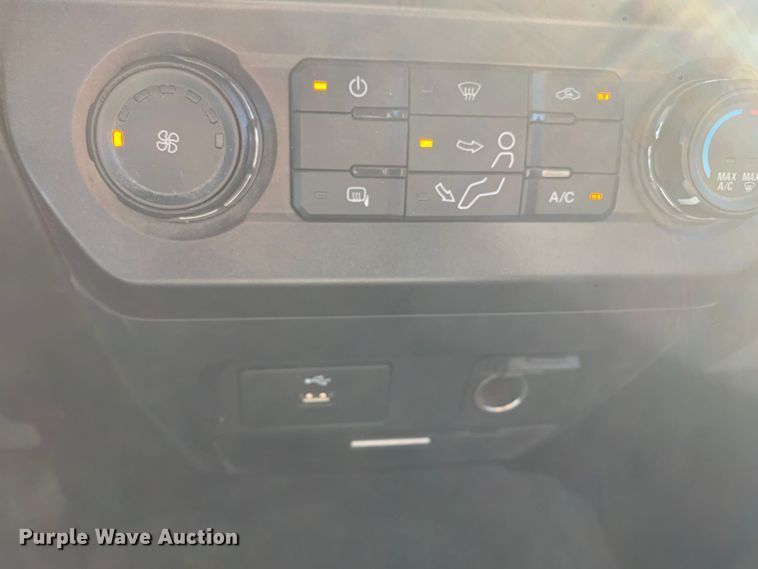 image for item MH9843 2017 Ford F450 Super Duty XLT  Crew Cab flatbed truck