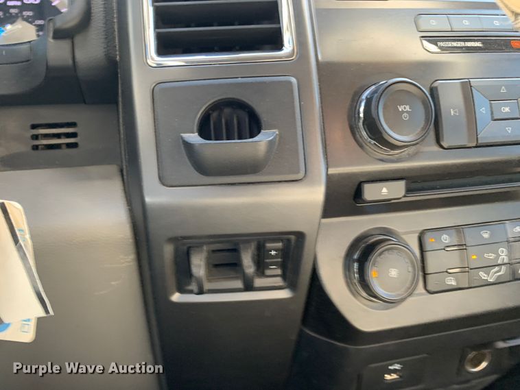 image for item MH9843 2017 Ford F450 Super Duty XLT  Crew Cab flatbed truck