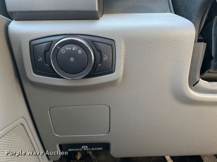 image for item MH9843 2017 Ford F450 Super Duty XLT  Crew Cab flatbed truck