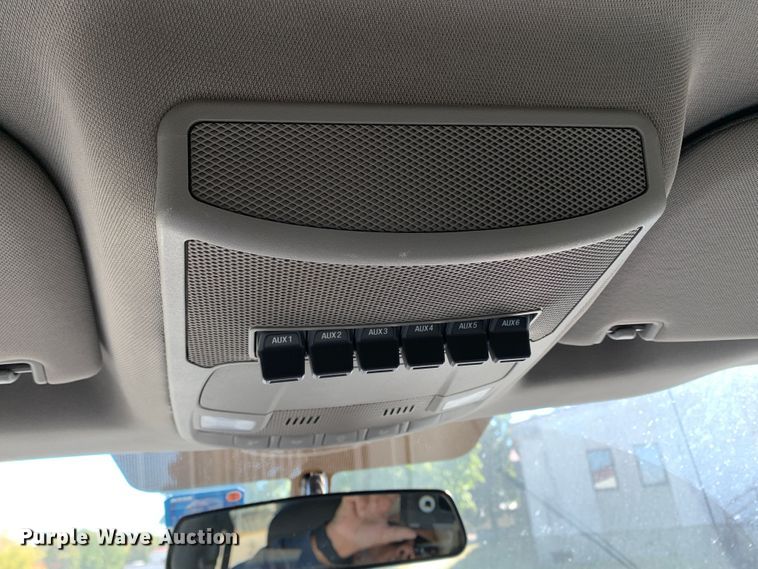 image for item MH9843 2017 Ford F450 Super Duty XLT  Crew Cab flatbed truck