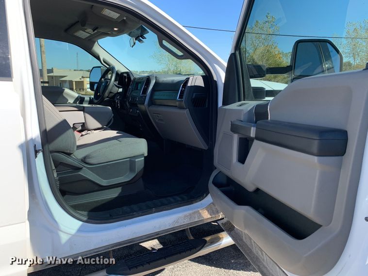 image for item MH9843 2017 Ford F450 Super Duty XLT  Crew Cab flatbed truck