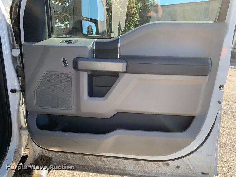 image for item MH9843 2017 Ford F450 Super Duty XLT  Crew Cab flatbed truck