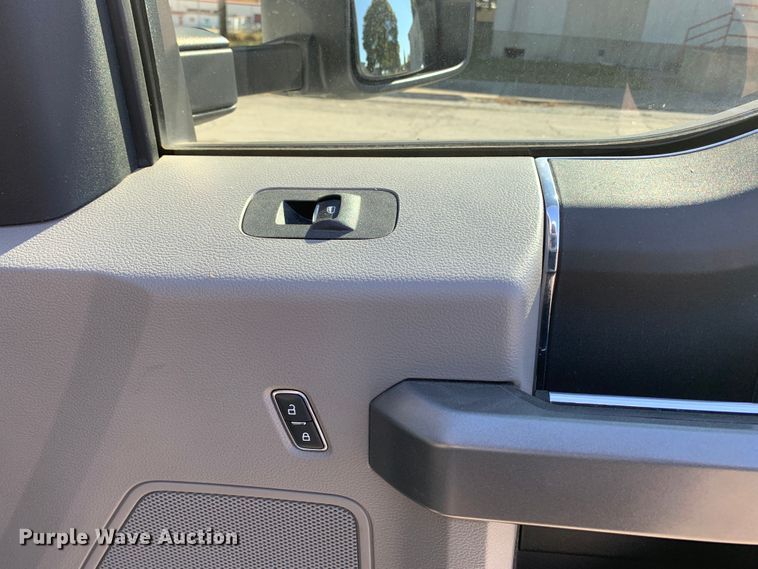 image for item MH9843 2017 Ford F450 Super Duty XLT  Crew Cab flatbed truck