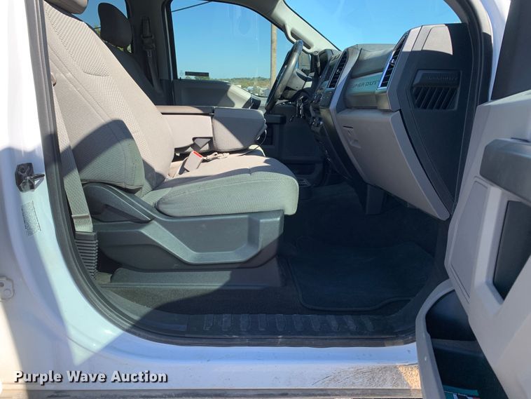 image for item MH9843 2017 Ford F450 Super Duty XLT  Crew Cab flatbed truck