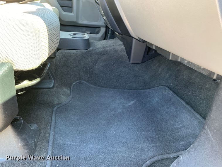 image for item MH9843 2017 Ford F450 Super Duty XLT  Crew Cab flatbed truck