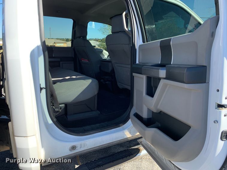 image for item MH9843 2017 Ford F450 Super Duty XLT  Crew Cab flatbed truck