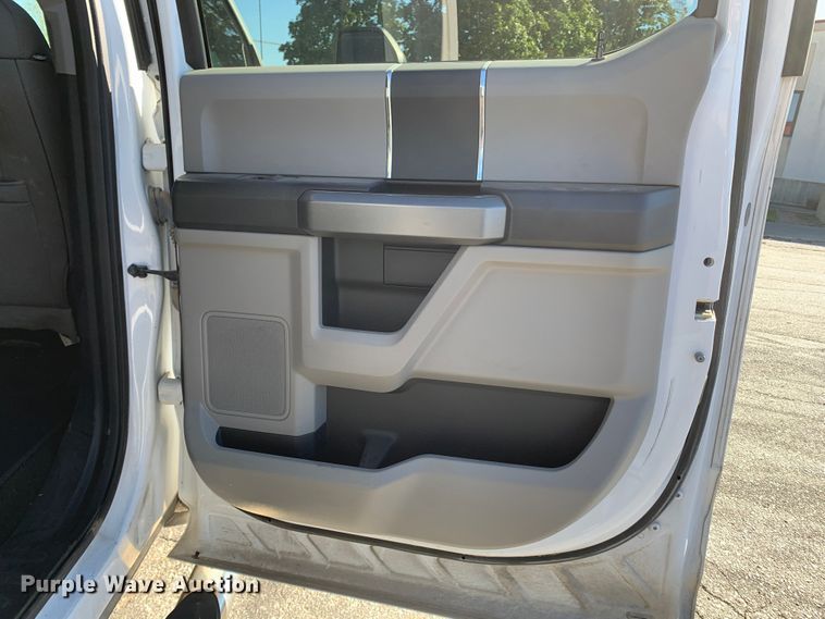 image for item MH9843 2017 Ford F450 Super Duty XLT  Crew Cab flatbed truck