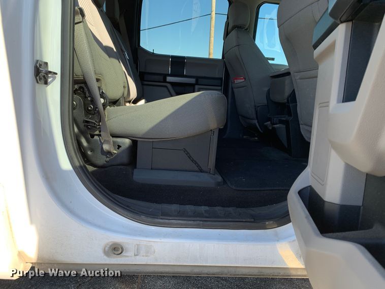 image for item MH9843 2017 Ford F450 Super Duty XLT  Crew Cab flatbed truck