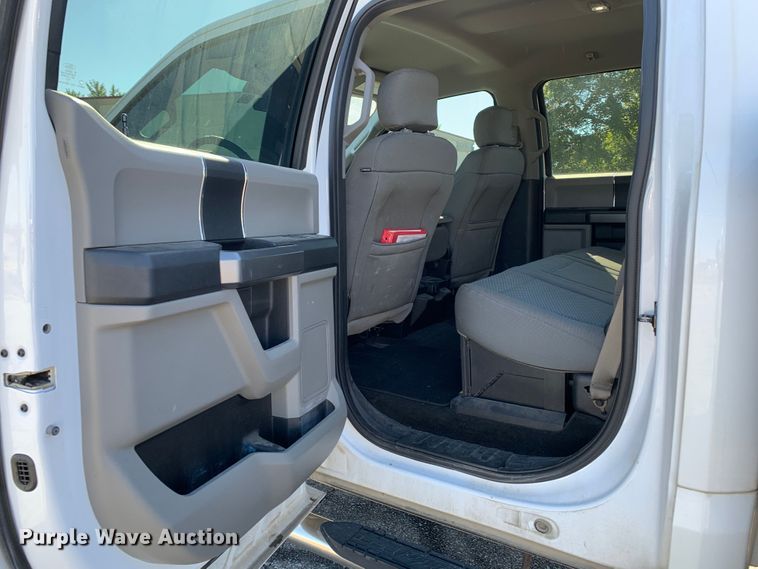 image for item MH9843 2017 Ford F450 Super Duty XLT  Crew Cab flatbed truck