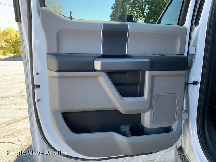 image for item MH9843 2017 Ford F450 Super Duty XLT  Crew Cab flatbed truck