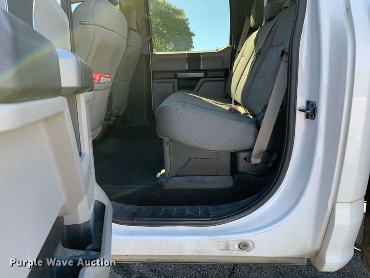 image for item MH9843 2017 Ford F450 Super Duty XLT  Crew Cab flatbed truck