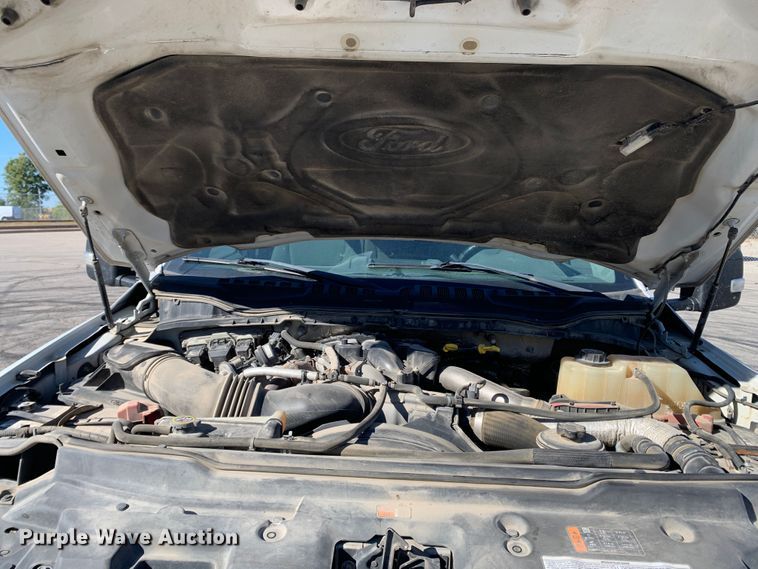 image for item MH9843 2017 Ford F450 Super Duty XLT  Crew Cab flatbed truck