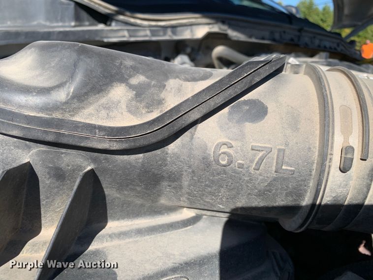 image for item MH9843 2017 Ford F450 Super Duty XLT  Crew Cab flatbed truck