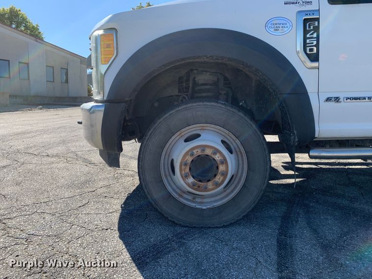 image for item MH9843 2017 Ford F450 Super Duty XLT  Crew Cab flatbed truck