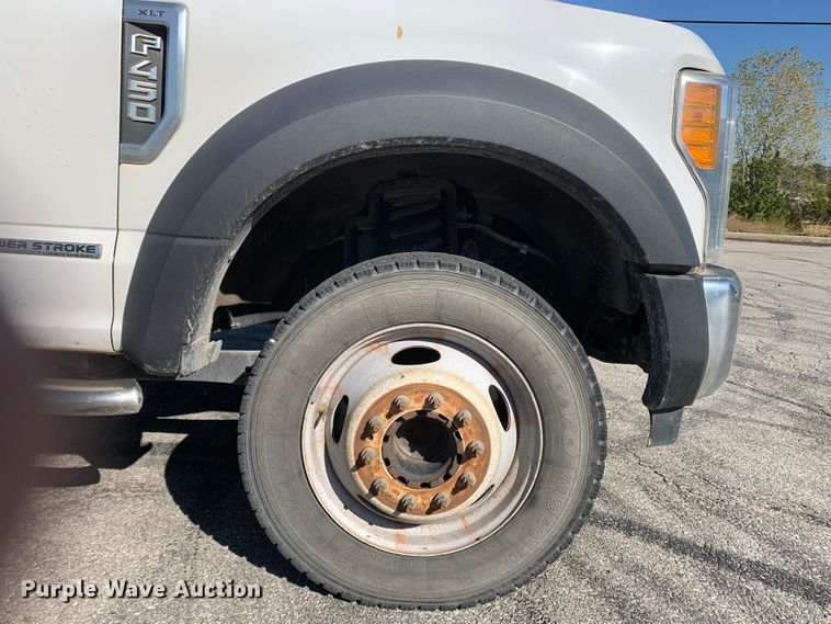 image for item MH9843 2017 Ford F450 Super Duty XLT  Crew Cab flatbed truck