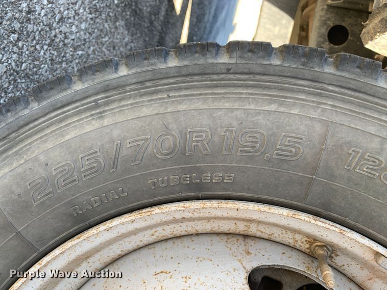 image for item MH9843 2017 Ford F450 Super Duty XLT  Crew Cab flatbed truck