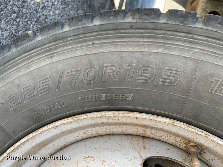 image for item MH9843 2017 Ford F450 Super Duty XLT  Crew Cab flatbed truck