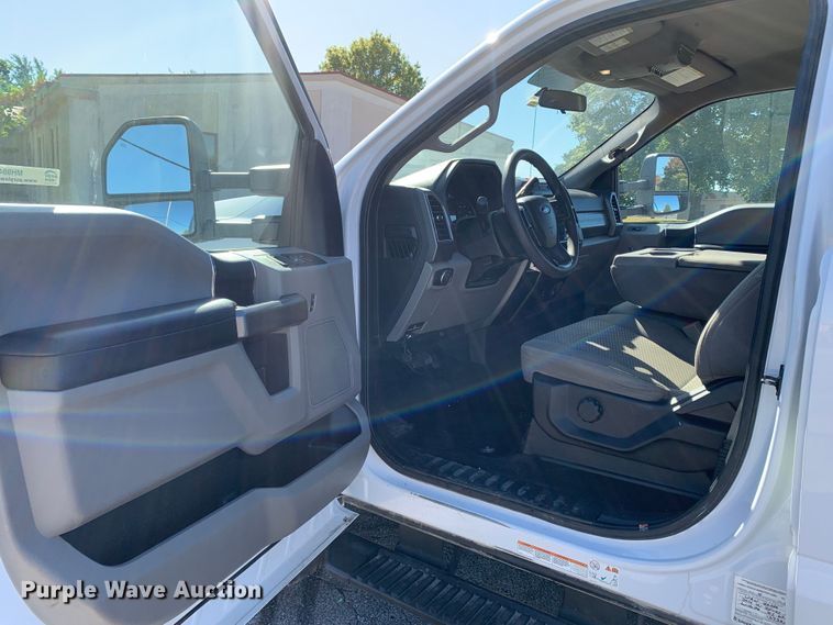 image for item MH9844 2019 Ford F450 Super Duty XLT  Crew Cab flatbed truck