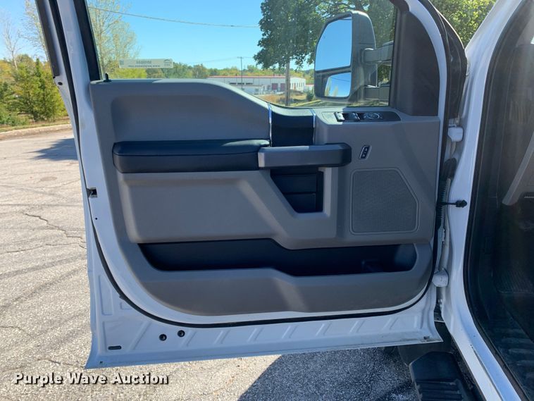 image for item MH9844 2019 Ford F450 Super Duty XLT  Crew Cab flatbed truck