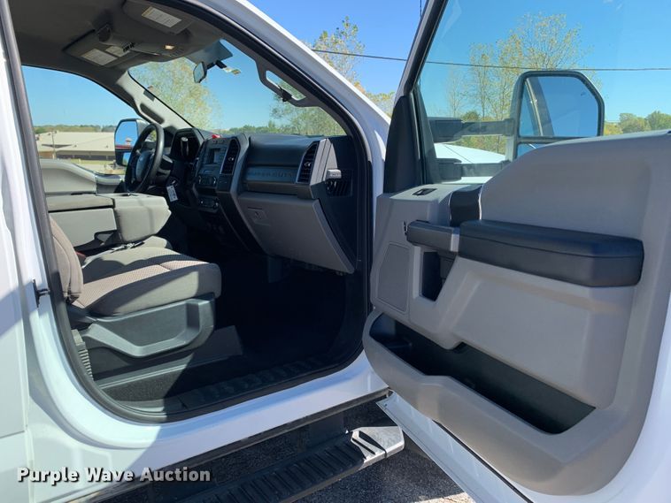 image for item MH9844 2019 Ford F450 Super Duty XLT  Crew Cab flatbed truck