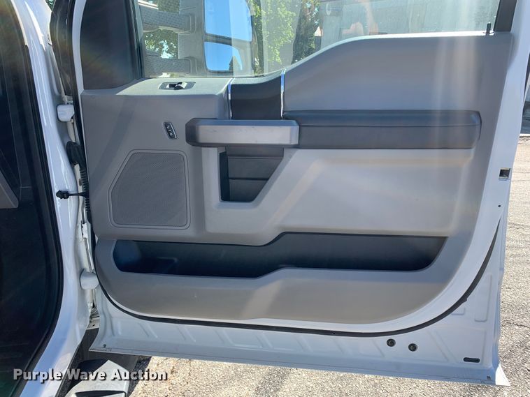 image for item MH9844 2019 Ford F450 Super Duty XLT  Crew Cab flatbed truck