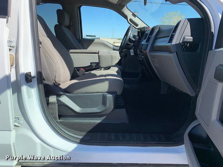 image for item MH9844 2019 Ford F450 Super Duty XLT  Crew Cab flatbed truck