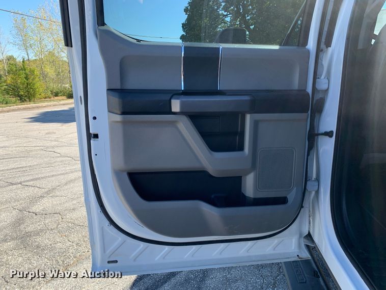 image for item MH9844 2019 Ford F450 Super Duty XLT  Crew Cab flatbed truck