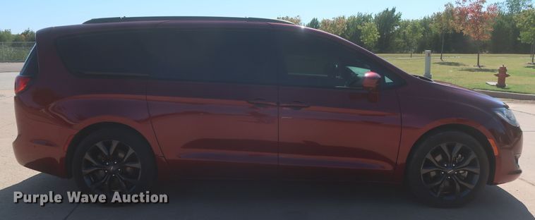 image for item MJ9169 2019 Chrysler Pacifica  van