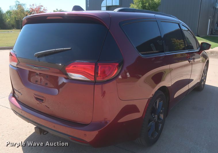 image for item MJ9169 2019 Chrysler Pacifica  van