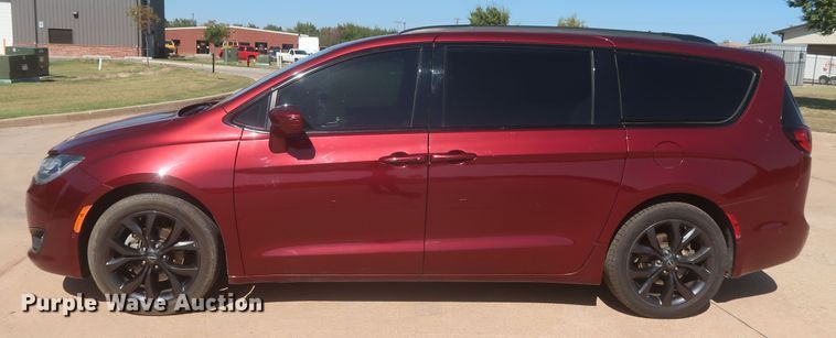 image for item MJ9169 2019 Chrysler Pacifica  van