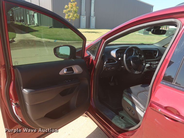 image for item MJ9169 2019 Chrysler Pacifica  van