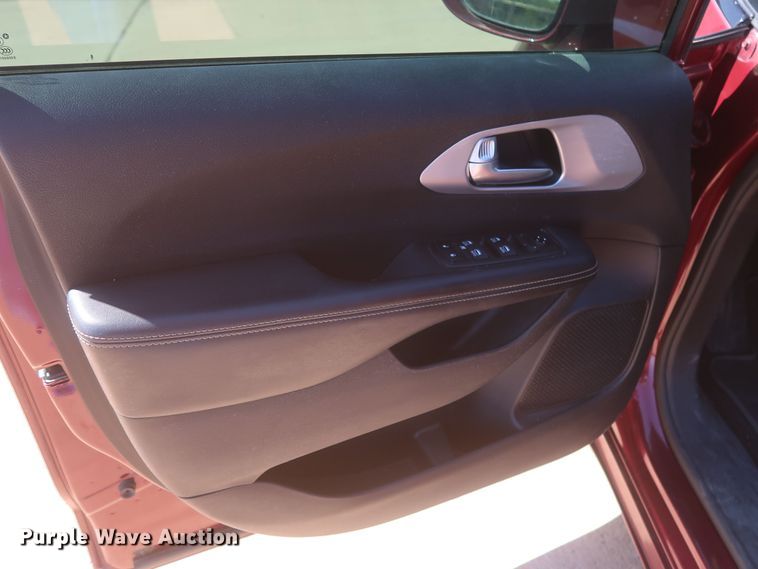 image for item MJ9169 2019 Chrysler Pacifica  van