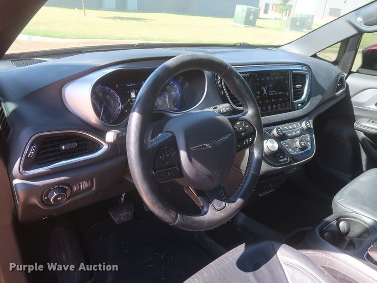 image for item MJ9169 2019 Chrysler Pacifica  van