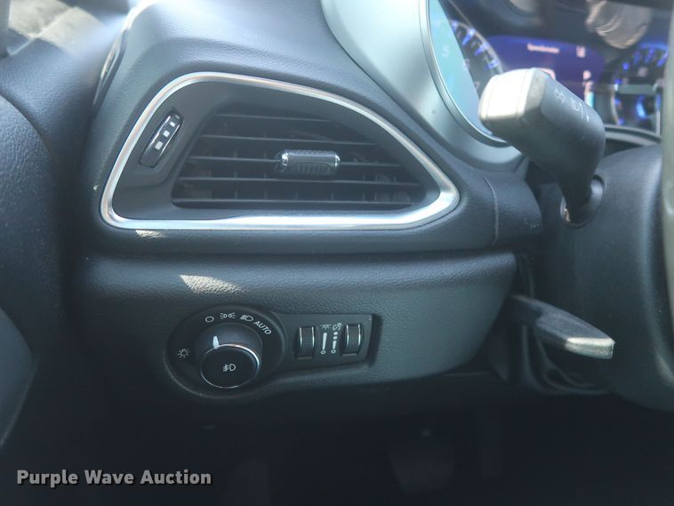 image for item MJ9169 2019 Chrysler Pacifica  van