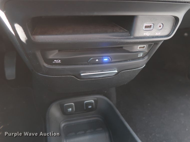 image for item MJ9169 2019 Chrysler Pacifica  van